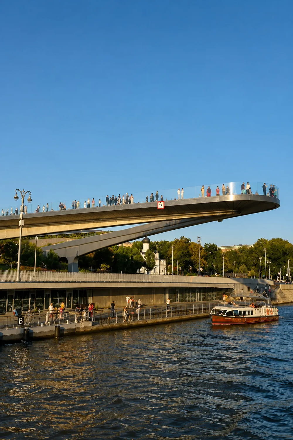 preview_Парк Зарядье в Москве: «Парящий мост», подземный музей и вид на Кремль