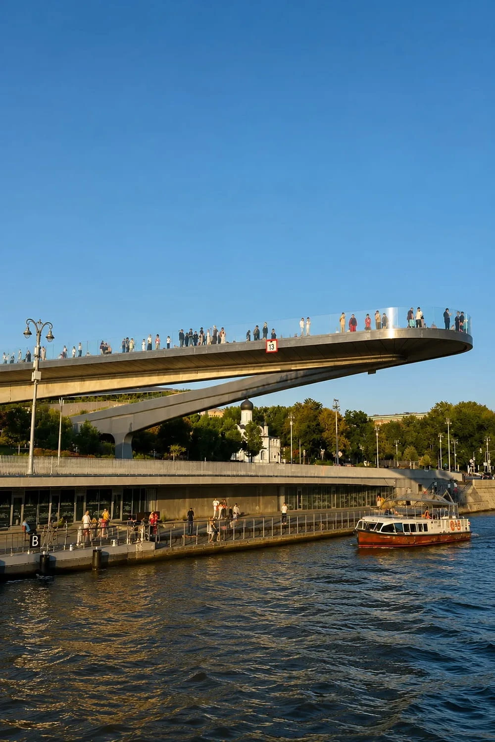 preview_Парк Зарядье в Москве: «Парящий мост», подземный музей и вид на Кремль